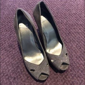 Stuart Weizmann Gray Peep Toe pumps
